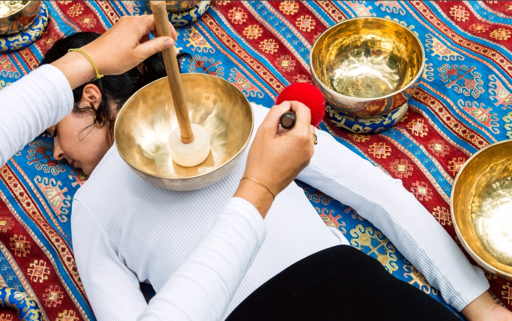 YOGA SOUNDHEALING MUSIC SCIENCE KAPIEL W DZWIKACH TERAPIA DZWIEKIEM HATHA YOGA JOGA BARABRA DUDKO QUANTUM PHYSIC, VIBRATION, SOUNDWAVE SOUNDBATH, TIBETAN BOWLS GONG